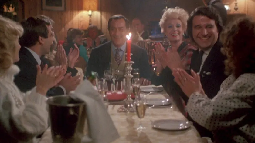 La famiglia Covelli alla cena della festa: le immagini del film "Vacanze di Natale" parlano chiarissimo il linguaggio dei primi anni Ottanta