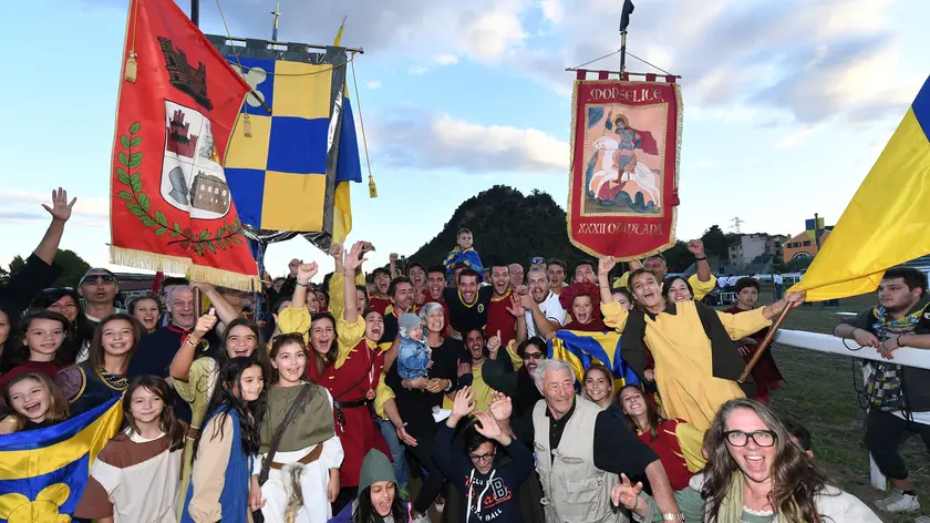 Monselice (PD), 17 settembre 2017 Quintana della Giostra della Rocca vinta da San Martino. Nella foto: il vincitore Rizzieri portato in trionfo dai contradaioli di San Martino.