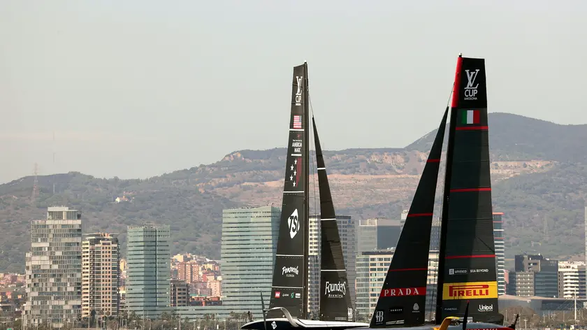 epa11608310 NYYC American Magic (L) of US and Luna Rossa Prada Pirelli of Italy compete on the third day of the Louis Vuitton Cup Semi-Finals within the America's Cup sailing competition, in Barcelona, Spain, 16 September 2024. EPA/TONI ALBIR