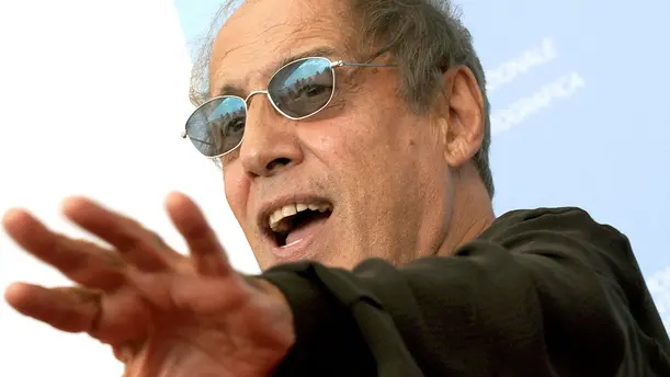 RAI: SANTORO, PER TRASMISSIONE CELENTANO ALTE DIFFICOLTA' . Adriano Celentano in un'immagine d'archivio del 4 settembre 2008 a Venezia durante la 65/ma edizione della Mostra del Cinema di Venezia. In Rai ''le difficolta' sono molto alte per Adriano Celentano come per chi vuole esprimersi liberamente''. Lo sostiene Michele Santoro che a Bologna ha raccontato la vicenda che Celentano sta attraversando per fare un proprio programma. ''Celentano - ha raccontato Santoro - sta cercando di fare una trasmissione per la Rai e ogni cinque minuti gli chiedono la scaletta. Lui risponde: 'ma cosa volete che sia una scaletta, io vi dico cosa puo' essere una trasmissione di Adriano Celentano, fate conto che io voglia rifare Rockpolitik, quindi non c'e' bisogno di fare una scaletta, poi pero' dovete darmi la possibilita' di fare liberamente la trasmissione'. E' ovviamente - ha concluso Santoro - le difficolta' sono molto alte''. ANSA / CLAUDIO ONORATI / ARCHIVIO / PAL