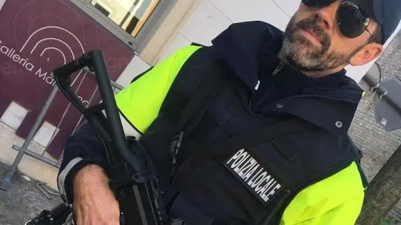 Agente della polizia locale di Cittadella con una mitraglietta Scorpion