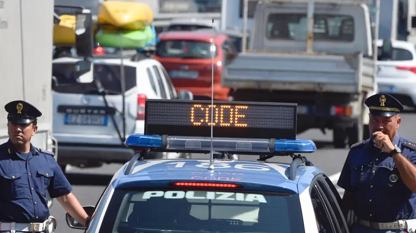 Controlli del traffico della polizia stradale sull'autostrada A1 all'altezza di Firenze per l'esodo estivo, Firenze, 29 luglio 2016. ANSA/MAURIZIO DEGL INNOCENTI