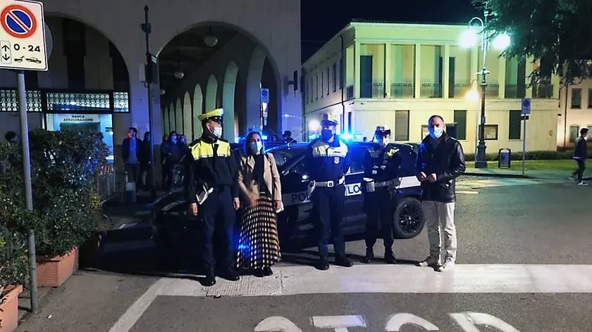 Le autorità in piazza San Marco durante un recente controllo ai locali di Monselice