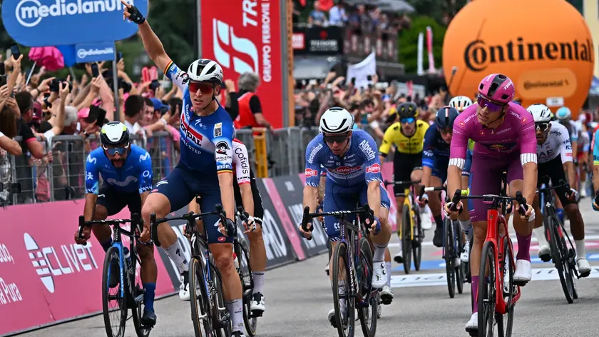Belgian rider Tim Merlier (L) of Soudal Quick-Step team approaches the finish line to win the celebrates after crossing the finish line and win the 18th stage of the 107 Giro d'Italia 2024, cycling race over 178 km from Fiera di Primiero to Padova, Italy, 23 May 2024. ANSA/LUCA ZENNARO