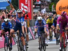 Belgian rider Tim Merlier (L) of Soudal Quick-Step team approaches the finish line to win the celebrates after crossing the finish line and win the 18th stage of the 107 Giro d'Italia 2024, cycling race over 178 km from Fiera di Primiero to Padova, Italy, 23 May 2024. ANSA/LUCA ZENNARO