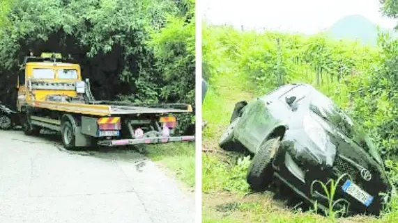 Il mezzo di soccorso e la Yaris finita fuori strada dopo la rottura della cinghie di carico