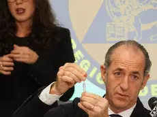 Il governatore del Veneto Luca Zaia, durante la conferenza stampa nella sede della protezione civile di Marghera (VE), 16 Novembre 2020. ANSA/ANDREA MEROLA