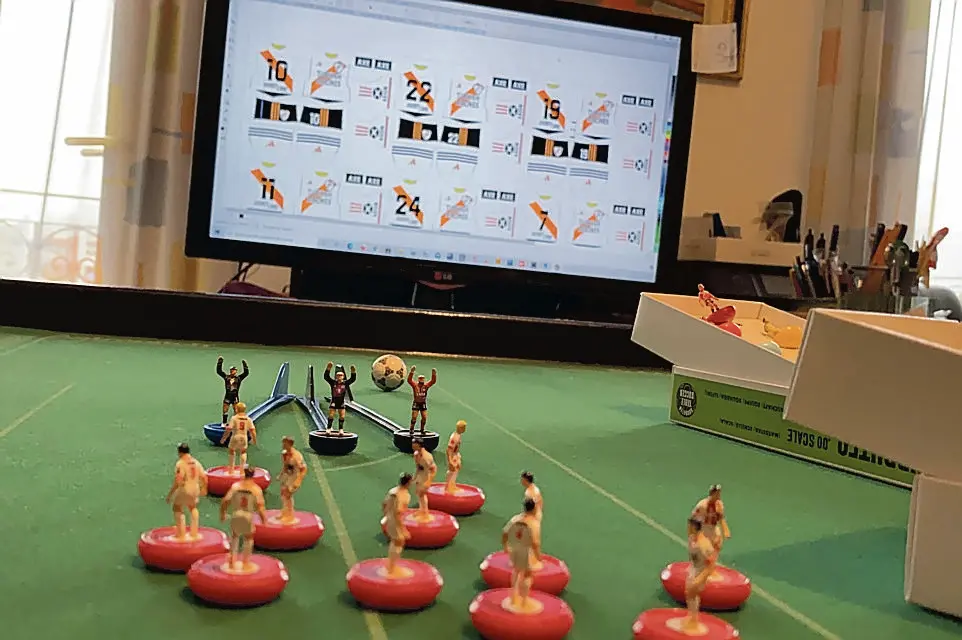 La formazione del Padova e sullo sfondo il programma usato per le personalizzazioni