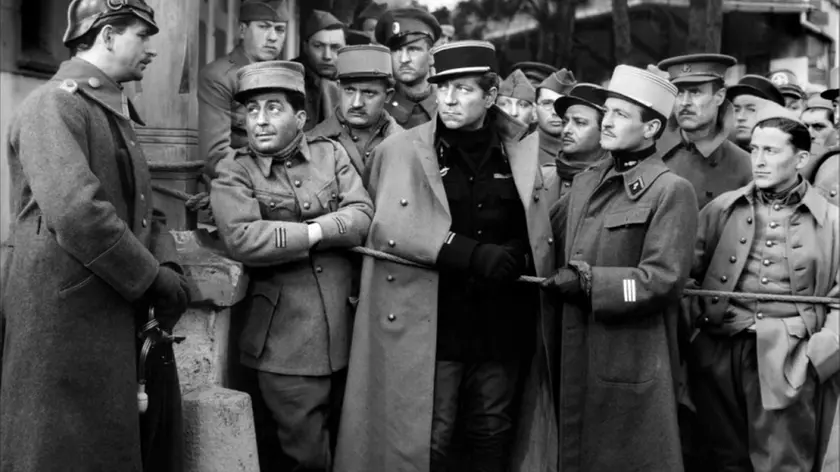 Jean Gabin in una scena de La grande illusione