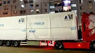 Uno dei camion arrivati a Napoli con i prefabbricati prodotti dalla Med di Maserà