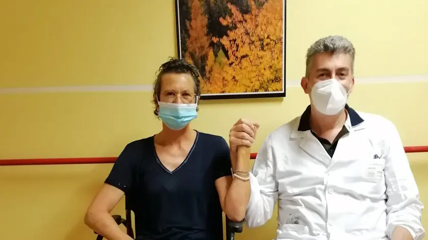Dimessa la paziente tedesca nella foto assieme al primario del reparto di Neurologia dell'ospedale di Belluno, Franco Ferracci