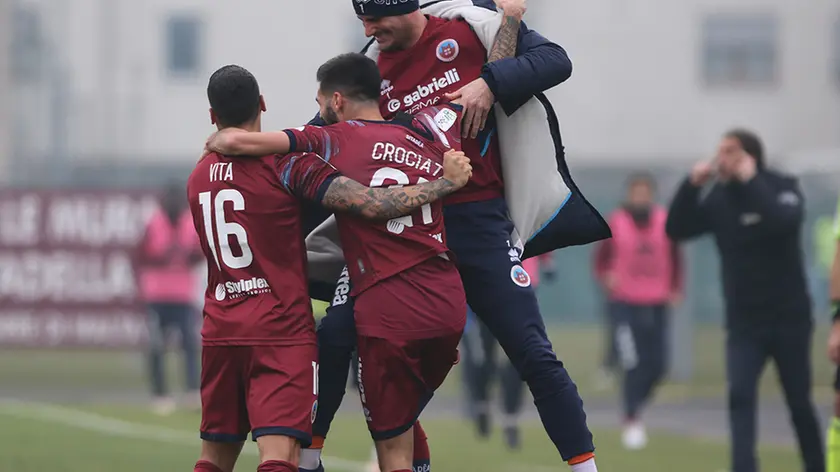 Giovanni Crociata festeggiato dai compagni