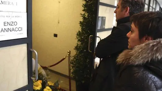 La camera ardente per Enzo Jannacci allestita presso la casa di cura Columbus di Via Buonarroti, Milano, dove l'artista è deceduto ieri sera. Il 30 marzo 2013. ANSA/MOURAD BALTI TOUATI