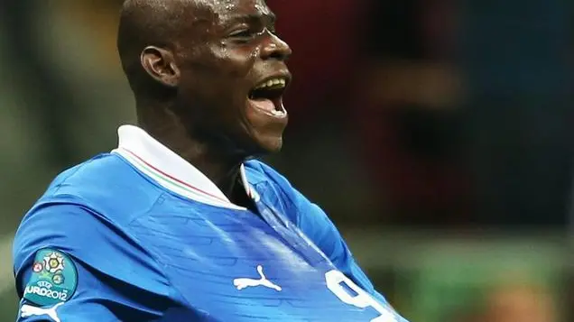 epa03286667 Italian forward Mario Balotelli celebrates after scoring the 1-0 lead during the semi final match of the UEFA EURO 2012 between Germany and Italy in Warsaw, Poland, 28 June 2012. EPA/OLIVER WEIKEN UEFA Terms and Conditions apply http://www.epa.eu/downloads/UEFA-EURO2012-TCS.pdf