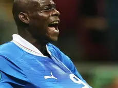 epa03286667 Italian forward Mario Balotelli celebrates after scoring the 1-0 lead during the semi final match of the UEFA EURO 2012 between Germany and Italy in Warsaw, Poland, 28 June 2012. EPA/OLIVER WEIKEN UEFA Terms and Conditions apply http://www.epa.eu/downloads/UEFA-EURO2012-TCS.pdf