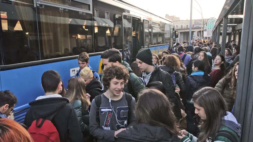 AGOSTINI TREVISO CALCA STUDENTI ALLE FERMATE AUTOBUS ESTERNO STAZIONE DEI TRENI