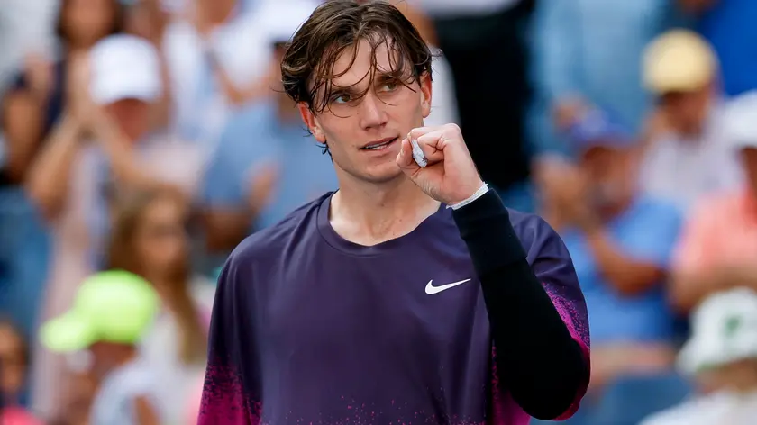 epa11580726 Jack Draper of Britain celebrates winning his Men Singles Round of 16 match against Tomas Machac of Czech Republic at the US Open tennis championships in Flushing Meadows, New York, USA, 02 September 2024. EPA/JUSTIN LANE