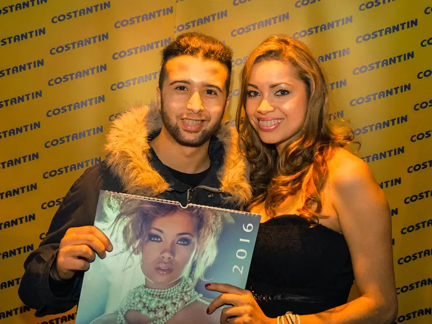 BELLUCO Montagnana (PD), 19.12.2015 Presentazione calendario della sexy barista Sandra Gomez al bar Fly PH. ZANGIROLAMI Nella foto: Sandra con il calendario e i fans