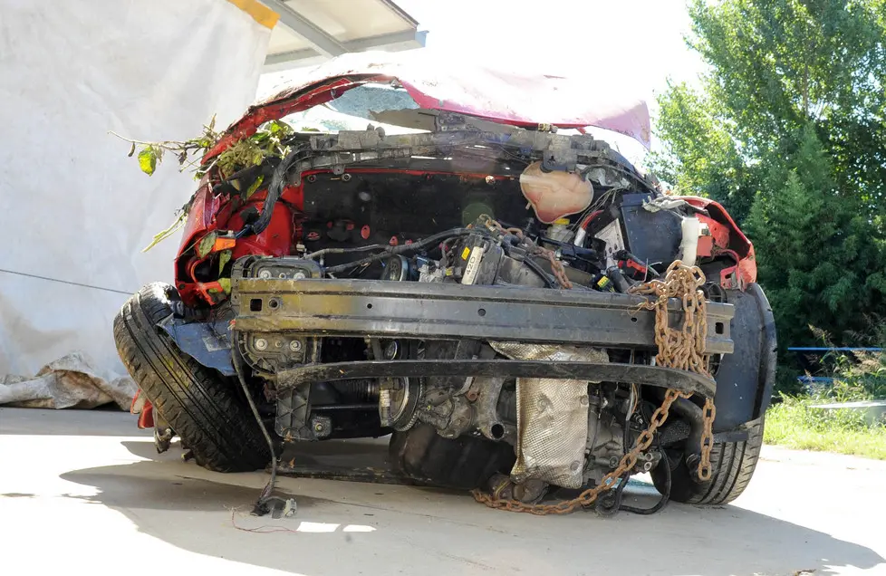 Cesaro, AG. ZANGIROLAMI, 06 Set 15 Incidente mortale di Matteo Bertoli di Conselve. Nella foto: il rottame della Fiat Punto nella carrozzeria Magagna di Arre Ph. Zangirolami
