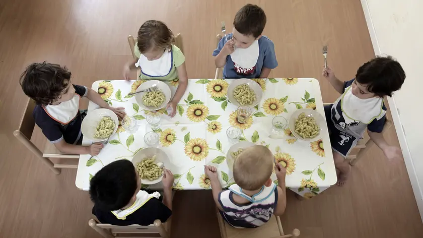 Bimbi mangiano all'asilo nido. Rivisti i rincari delle tariffe annunciati a Padova