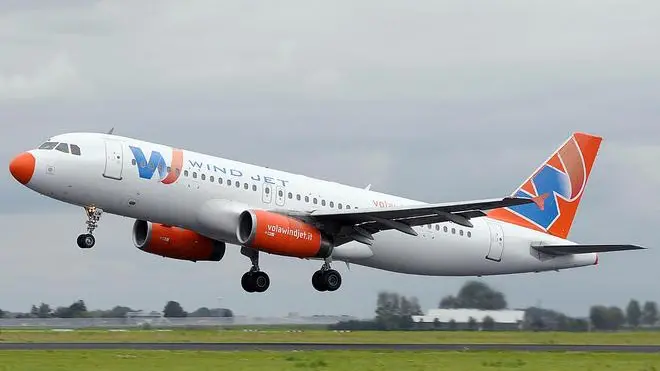 Un'immagine di un Windjet A320 nel momento del decollo dall'aeroporto Schiphol di Amsterdam."Deadline a mercoledì prossimo per la comunicazione ufficiale di un accordo fra Alitalia e Windjet, altrimenti fermiamo gli aerei" della compagnia siciliana. Lo ha detto all'ANSA il presidente dell'Enac, Vito Riggio, spiegando che Windjet "non ha risorse economiche sufficienti per garantire l'attività" per i prossimi mesi. ANSA/http://it.wikipedia.org/wiki/Wind_Jet