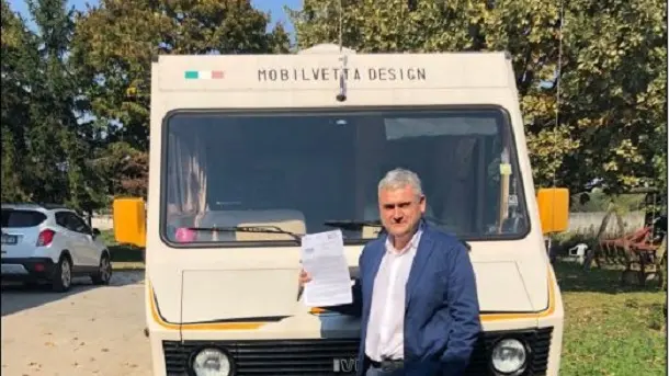 Stefano Galian davanti al suo camper, mostra la multa