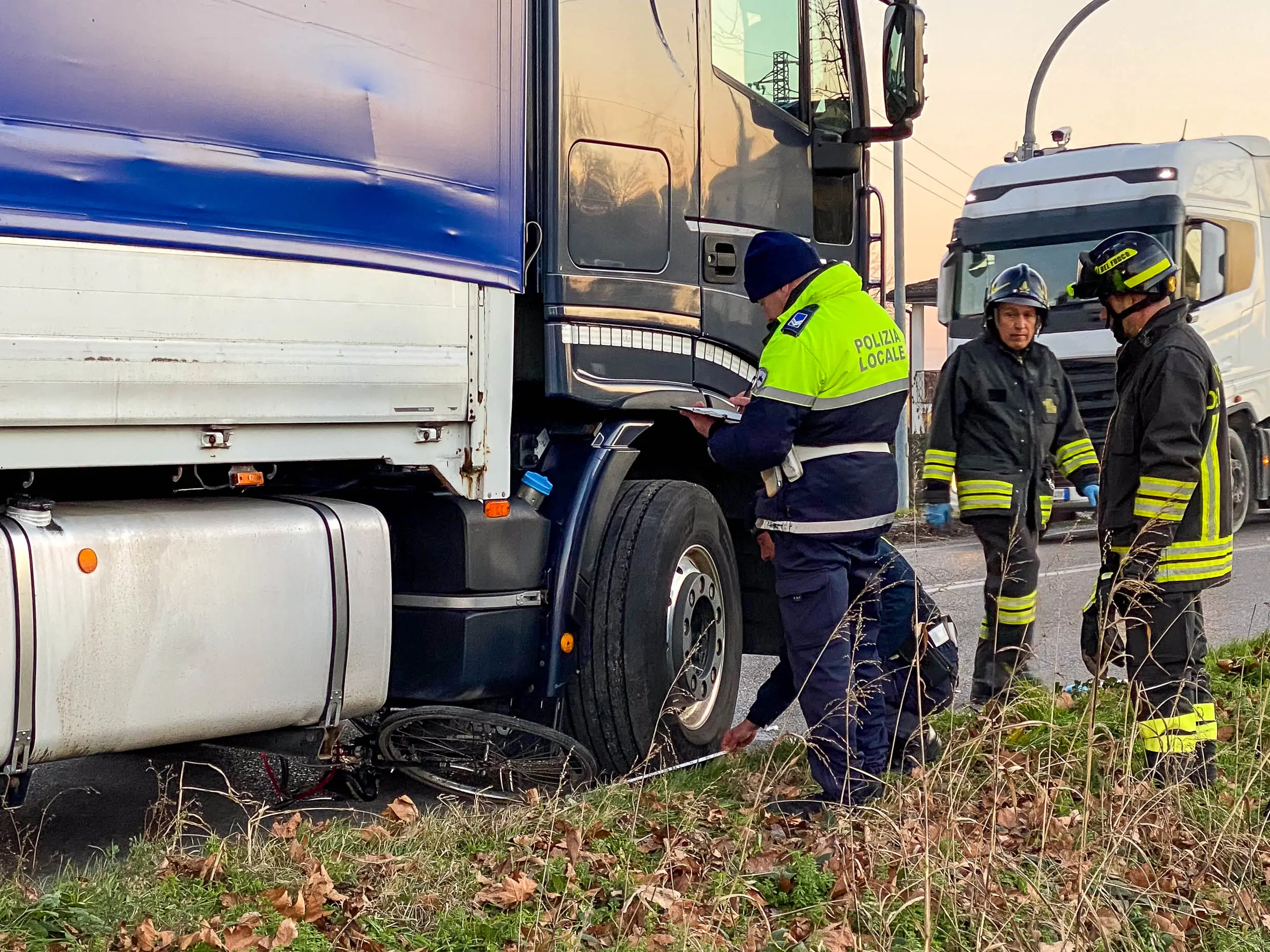 Monselice (PD), 12 gennaio 2024. Uomo investito da un camion in Via Rovigana a Monselice. Nella Foto: i rilievi dei vigili e dei pompieri