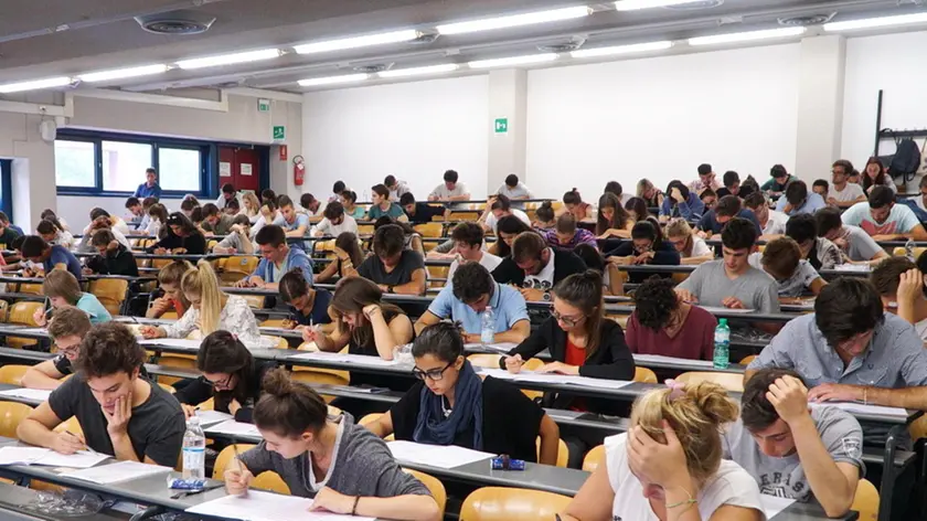 BARON - AGENZIA BIANCHI - PADOVA - TEST AMMISSIONE ALLA FACOLTA' DI ECONOMIA