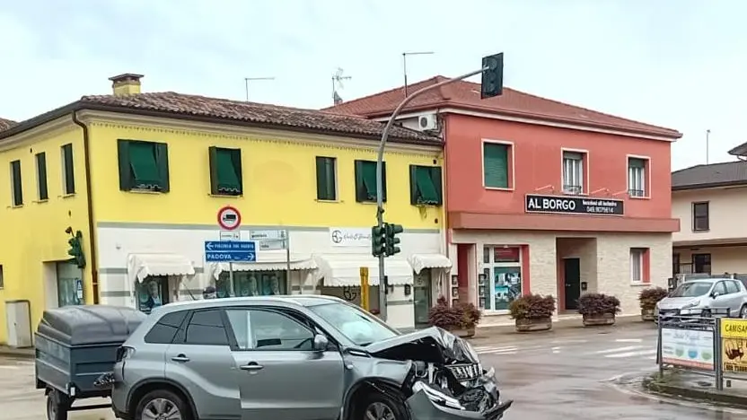 Uno degli incidenti accaduti martedì nell’incrocio fra le provinciali in centro a Villafranca