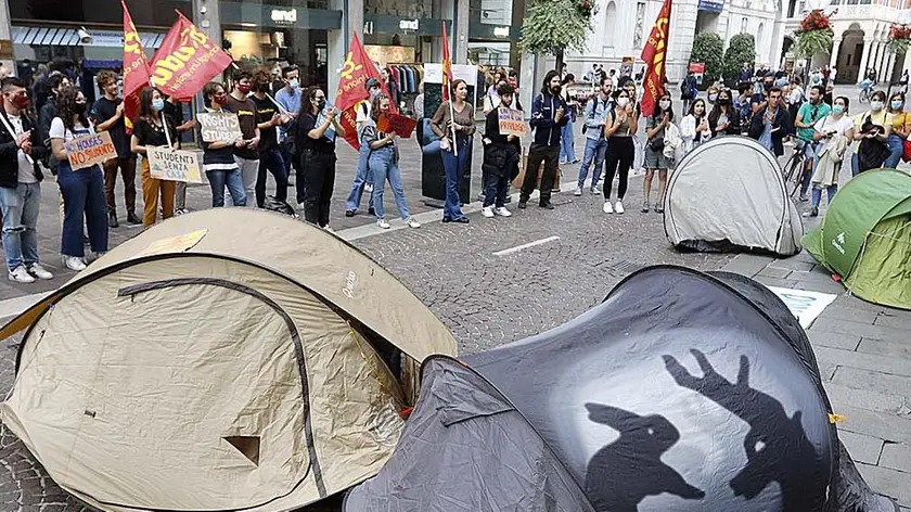 Studenti accampati fuori dal Bo: una foto simbolo dell’emergenza casa