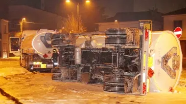 IL CAMION ROVESCIATO Dalla cisterna del rimorchio sono usciti almeno cinquemila litri di gasolio che hanno allagato le strade del centro abitato di Vighizzolo d’Este allarmando la popolazione
