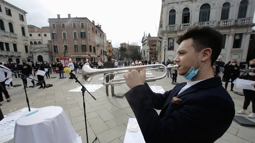 28/10/2020 Venezia, Campo Santo Stefano. 24 citta', 24 piazze, 1000 coperti a terra, organizzata da Fipe-Confcommercio. Manifestazione dei ristoratori contro le misure varate dal Dpcm per frenare la pandemia di Covid-19