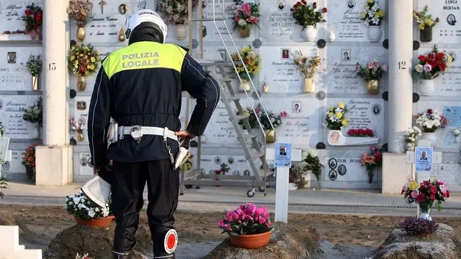 FERRO - OSSA SULLE TOMBE AL CIMITERO DI ALTICHIERO