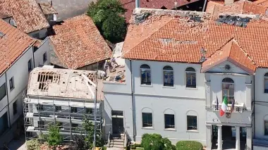 SCOPERCHIATO Il municipio di Montegrotto nel luglio scorso Il simbolo del disastro