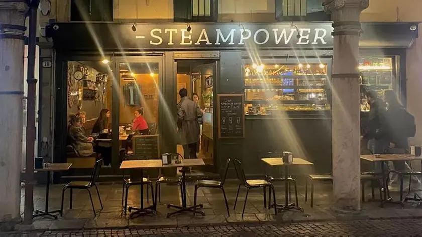 Il bar Steampower in piazza delle Erbe a Padova