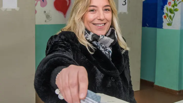 Megliadino S. Vitale (PD), 16 dicembre 2017. Referendum per la fusione in Quattroville. Nella foto: il sindaco di San Vitale Silvia Mizzon al voto.
