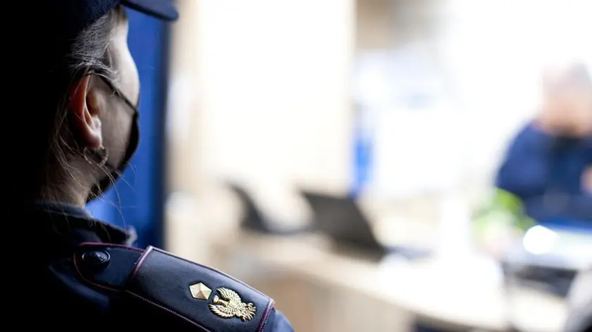 Agenti nell'Ufficio passaporti della Questura