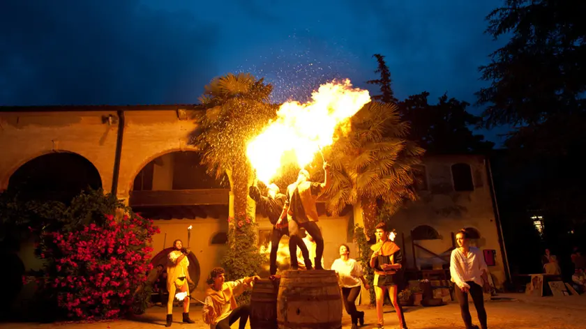 Lo spettacolo dei mangiafuoco al Castello di Peraga