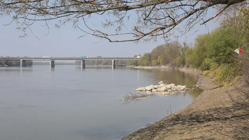 Il luogo dove è stato trovato il borsone con dentro il corpo di donna sul fiume Po, a Occhiobello