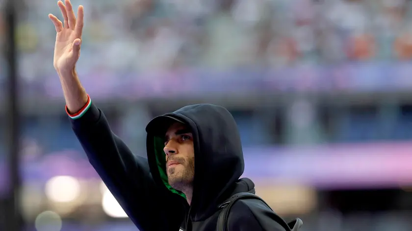 epa11543221 Gianmarco Tamberi of Italy waves as he arrives for the start of the Men High Jump final of the Athletics competitions in the Paris 2024 Olympic Games, at the Stade de France stadium in Saint Denis, France, 10 August 2024. EPA/RONALD WITTEK
