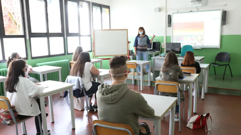 Studenti di nuovo in classe nelle scuole professionali di Padova e provincia per preparare gli esami di qualifica e di diploma. All'Enaip di Conselve (corsi per meccanici e servizi commerciali delle vendite) gli alunni hanno seguito le lezioni con la mascherina, seduti dietro a banchi distanziati, 10 giugno 2020. ANSA/NICOLA FOSSELLA