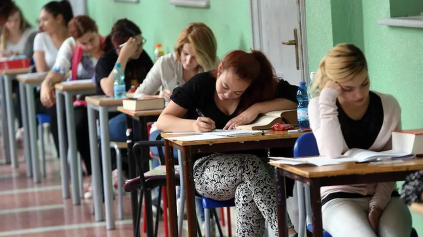 Alcuni studenti dell'istituto magistrale Gaetana Agnesi di Milano impegnata nell'esame di maturità durante la prova d'italiano, 18 giugno 2014, Milano ANSA / MATTEO BAZZI