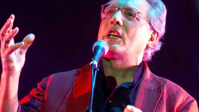 Enzo Jannacci si esibisce sul palco del Teatro Carlo Felice di Genova durante la serata-spettacolo dedicata a Fabrizio De Andre', 1 dicembre 2001. ANSA/LUCA ZENNARO