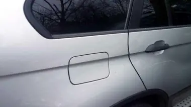 IL PARCHEGGIO. L’area di sosta in via Stella e un segno su una vettura