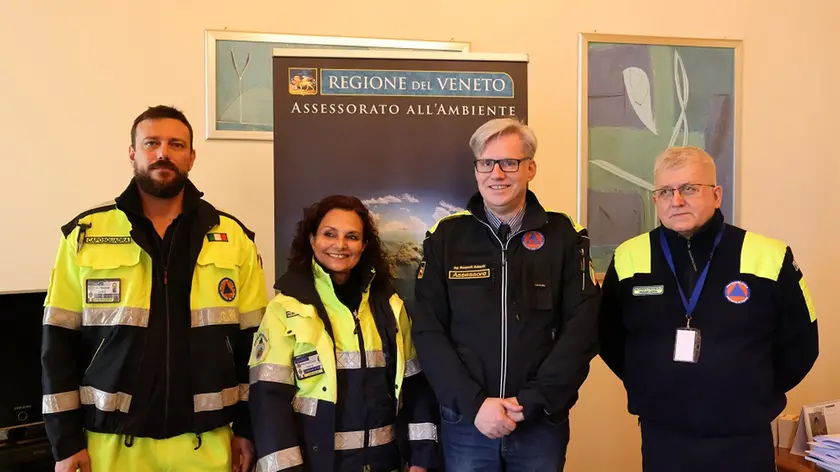 I tre volontari della Protezione civile veneta con l'assessore regionale