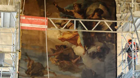 Este, 30.10.2012.Imbragatura e spostamento della tela del Tiepolo dal Duomo di S. Tecla per essere restaurato..Nella foto: la tela intelaiata da un'impalcatura e pronta per essere rimossa.ph. Zangirolami