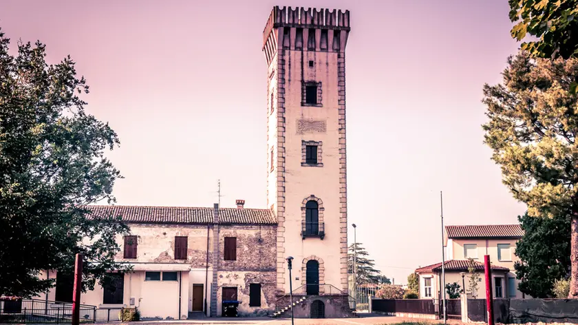 Tribano (PD), 21 giugno 2019. Vedute di Tribano per articolo di Jori. Nella foto: la torre superstite del castello, dietro al municipio.