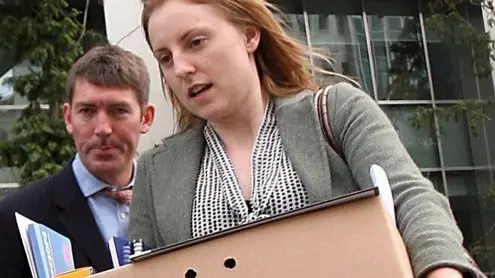epa01489303 A Lehman Brothers employee exits the Lehman Brothers London offices with the contents of his desk in a box in London, Britain, 15 September 2008. The fourth-largest investment bank in the US, Lehman Brothers, announced it will file for bankruptcy protection 15 September, amid a growing global financial crisis. Lehman had incurred losses of billions of dollars in the US mortgage market. ANSA/ KLD EPA/ANDY RAIN