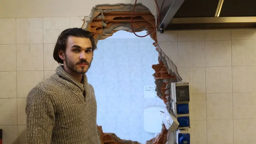 Alessandro Bedon accanto al varco creato dai banditi