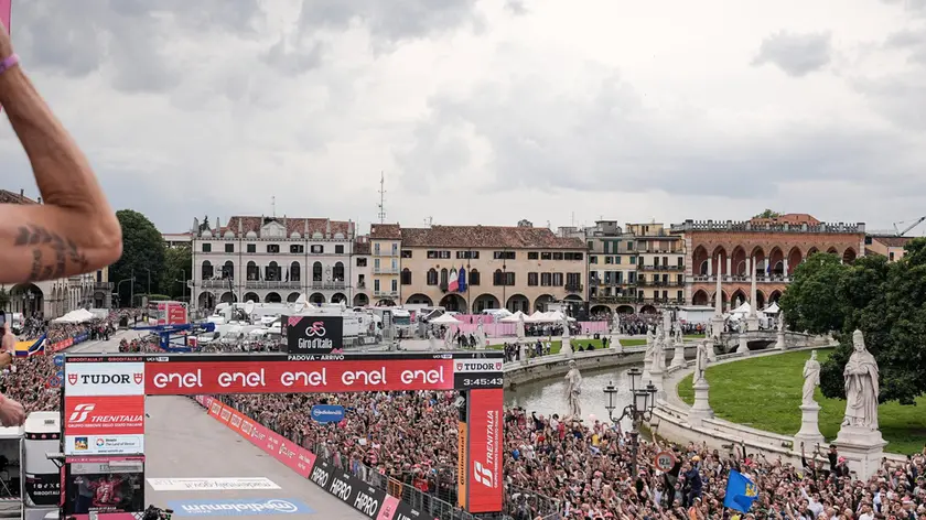 L'abbraccio della folla ai ciclisti a Padova